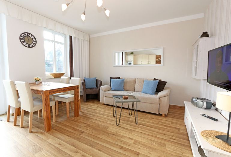 Wohnbereich mit Zugang zum Balkon