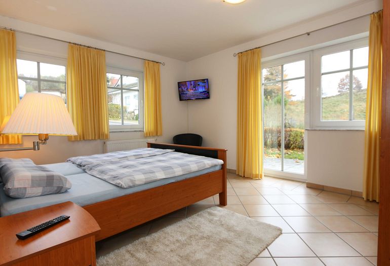 2. Schlafzimmer mit TV