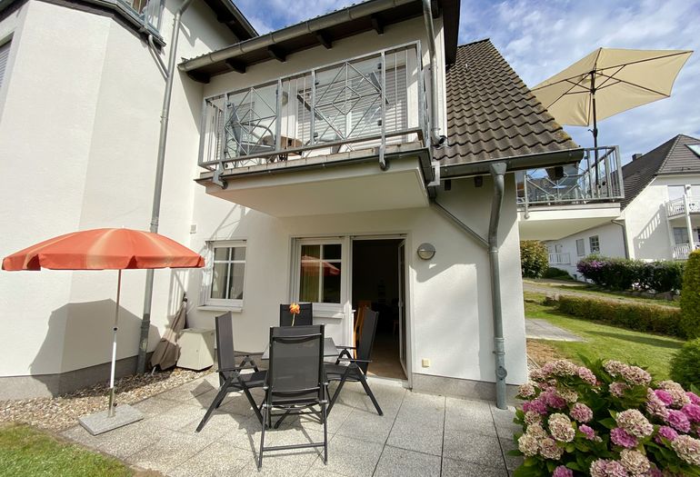 bestuhlte Terrasse nach hinten gelegen