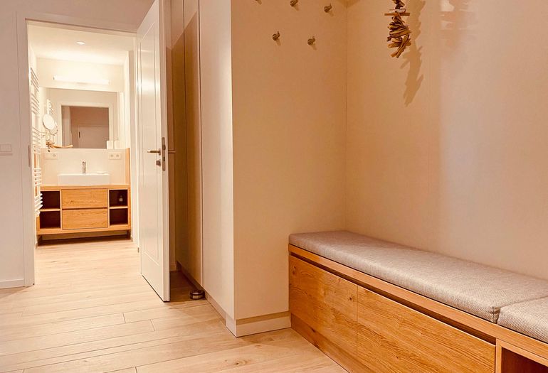 heller Flur mit Garderobe