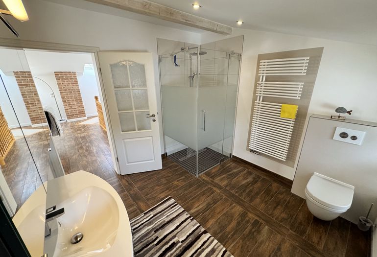 Ebenerdige Dusche im Obergeschoss