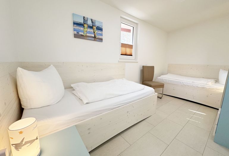 1. Schlafzimmer mit Nachttischablagen