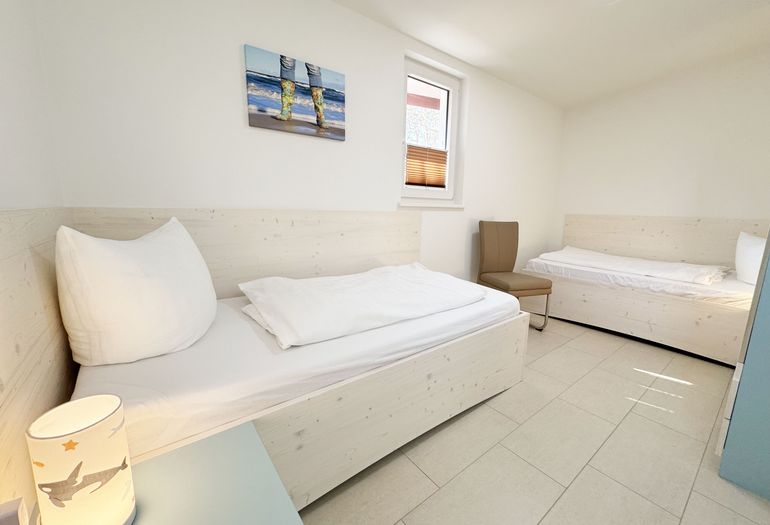 1. Schlafzimmer mit Nachttischablagen 1. Schlafzimmer mit Nachttischablagen