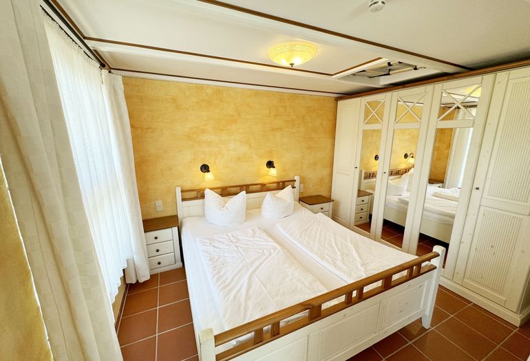 Ferienhaus Thea - Doppelbett und Kleiderschrank Ferienhaus Thea - Doppelbett und Kleiderschrank