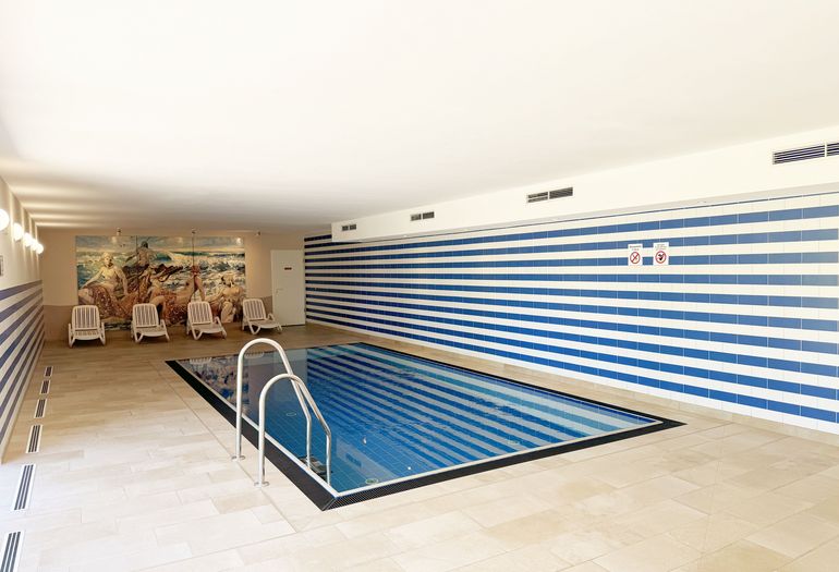 Wellnessbereich mit Pool und Liegen