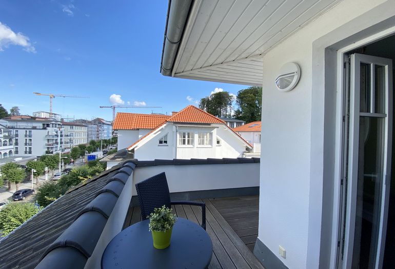 zweite bestuhlte Dachterrasse mit Strandkorb