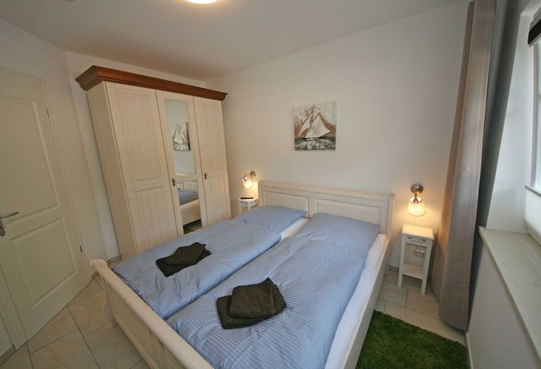 Schlafzimmer mit Doppelbett und Kleiderschrank Schlafzimmer mit Doppelbett und Kleiderschrank