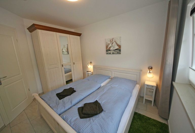 Schlafzimmer mit Doppelbett und Kleiderschrank Schlafzimmer mit Doppelbett und Kleiderschrank