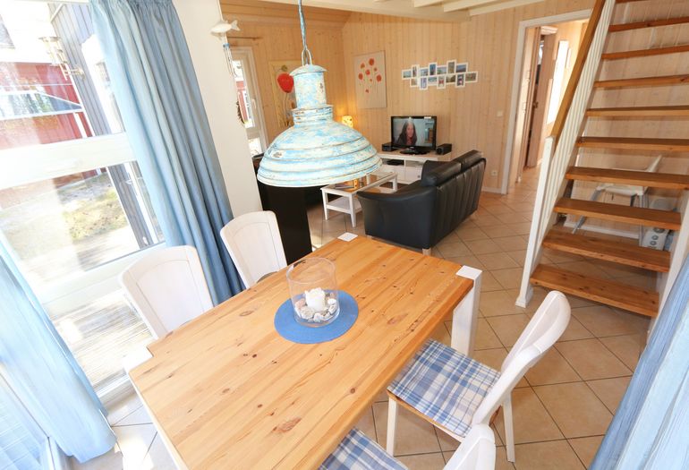 Ferienhaus Sandkörnchen - die Treppe führt zum 2. Schlafzimmer und zur Galerie