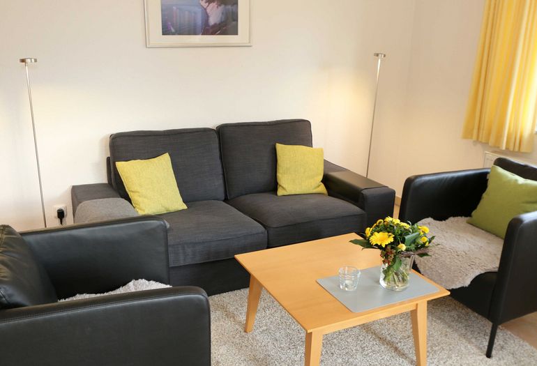 Wohnzimmer mit gemütlicher Couch Wohnzimmer mit gemütlicher Couch