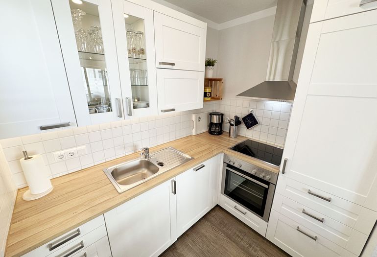 offene Küche mit diversen Küchenutensilien offene Küche mit diversen Küchenutensilien