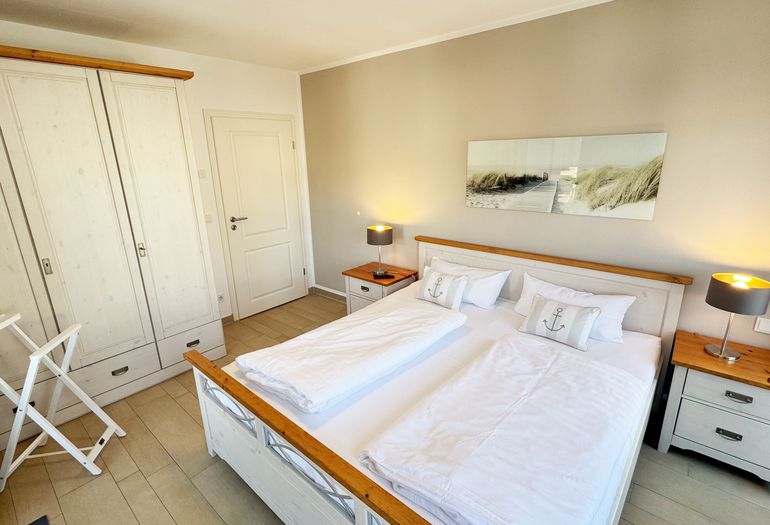 großes Schlafzimmer mit Kleiderschrank