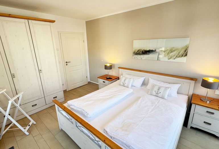 großes Schlafzimmer mit Kleiderschrank großes Schlafzimmer mit Kleiderschrank