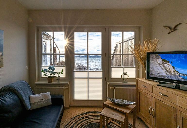 Wohnzimmer mit TV und Couch Wohnzimmer mit TV und Couch