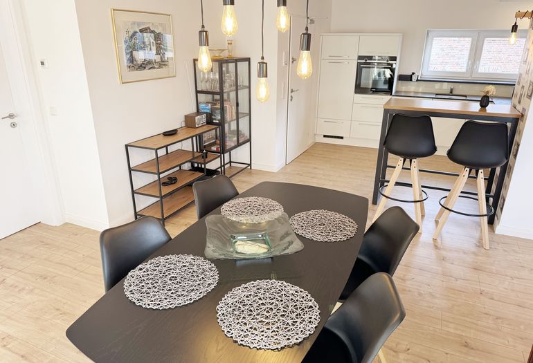 Essplaz mit Blick zur Küchenzeile