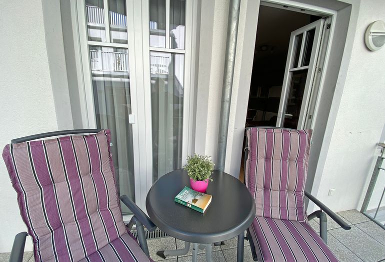 bestuhlter Balkon