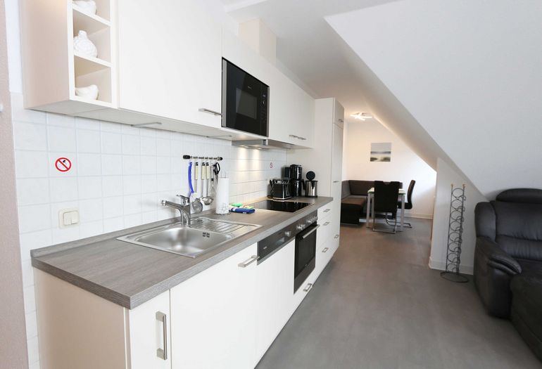 moderne Küchenzeile mit Backofen