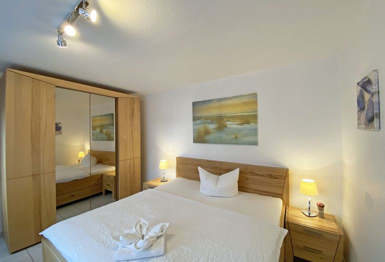 Schlafzimmer mit Kleiderschrank