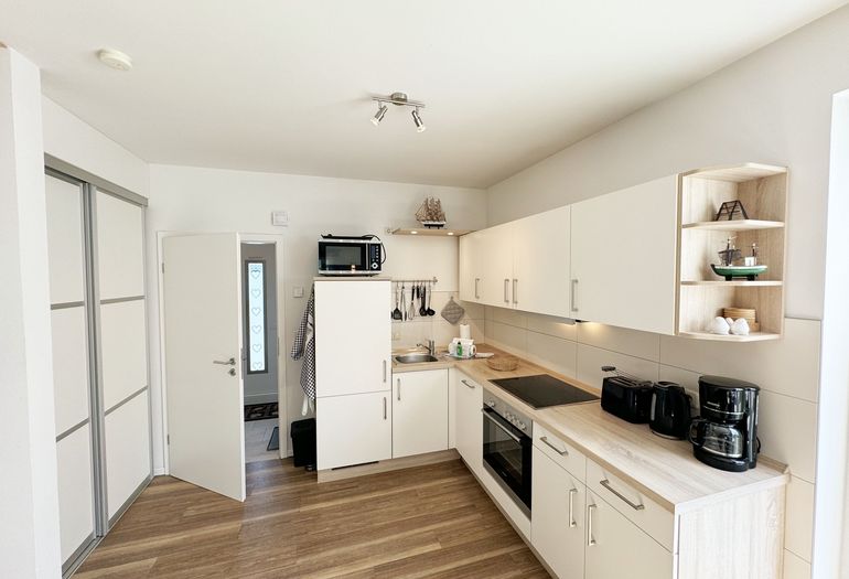 Küchenzeile mit Backofen