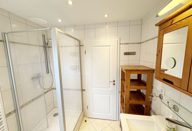 gefliestes Badezimmer gefliestes Badezimmer