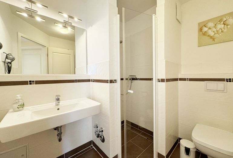 Badezimmer mit Waschplatz