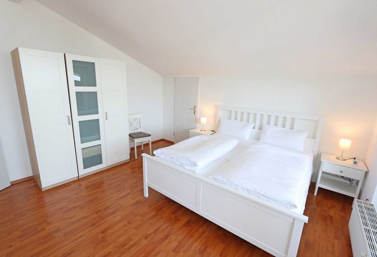 1. Schlafzimmer mit Kleiderschrank