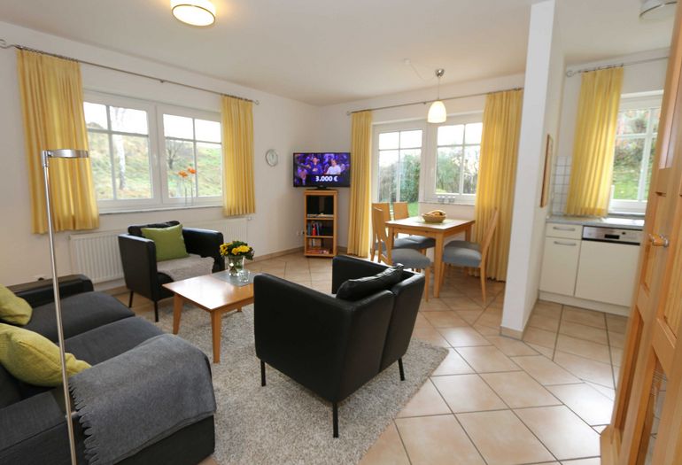 Wohnzimmer mit Couch und TV