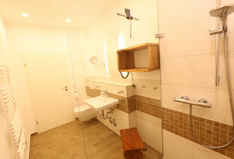 Badezimmer mit Dusche