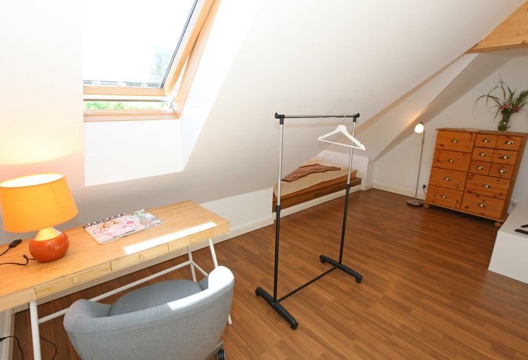 3. Schlafzimmer mit Schreibtisch