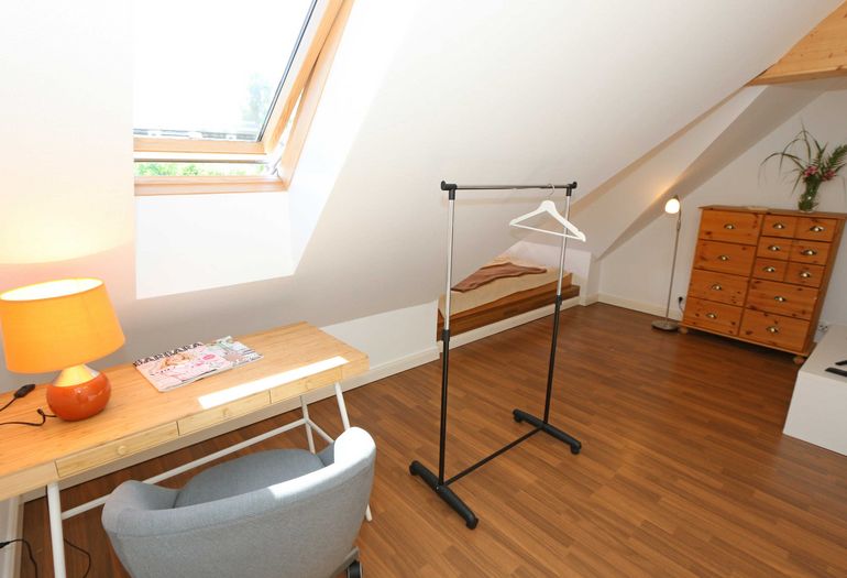 3. Schlafzimmer mit Schreibtisch
