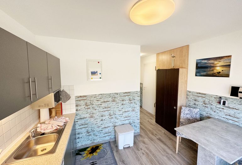 Küchenzeile mit Blick auf die Garderobe Küchenzeile mit Blick auf die Garderobe