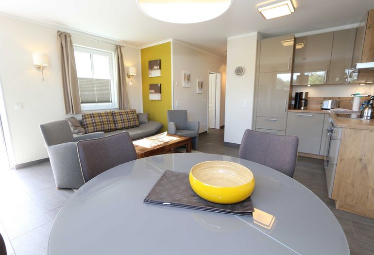 Wohnzimmer mit Couch und Esstisch