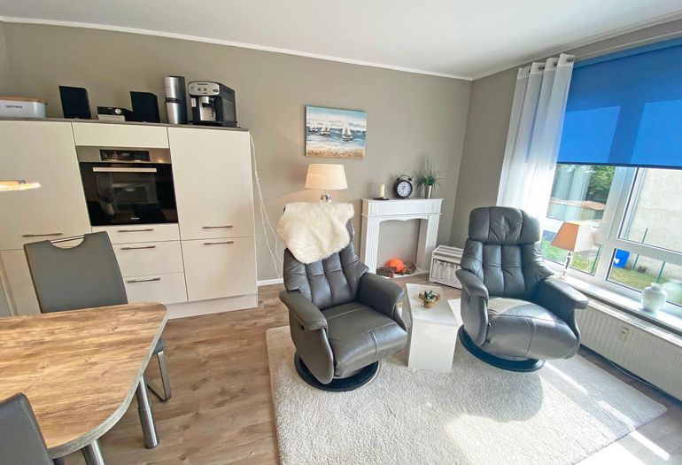 Wohnzimmer mit 2 Sesseln und kleinem Tisch