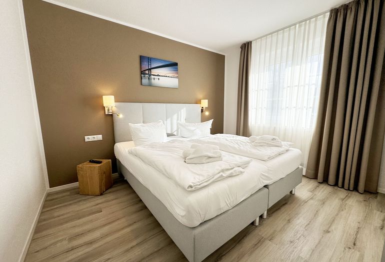 Schlafzimmer mit Boxspringbett
