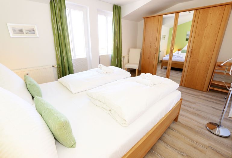 geräumiges Schlafzimmer