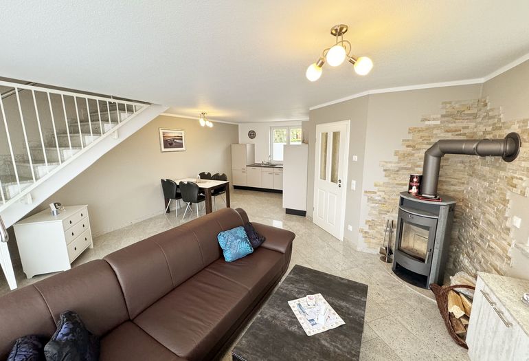 heller Wohnbereich mit Kamin