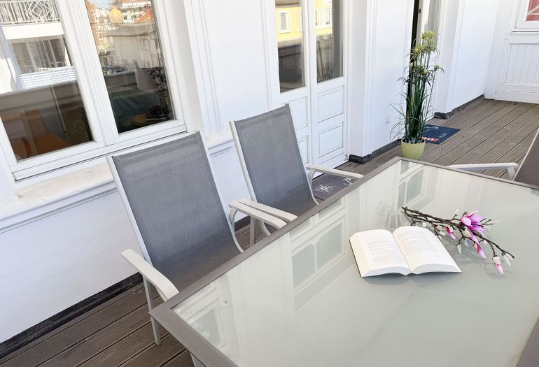 bestuhlter Balkon