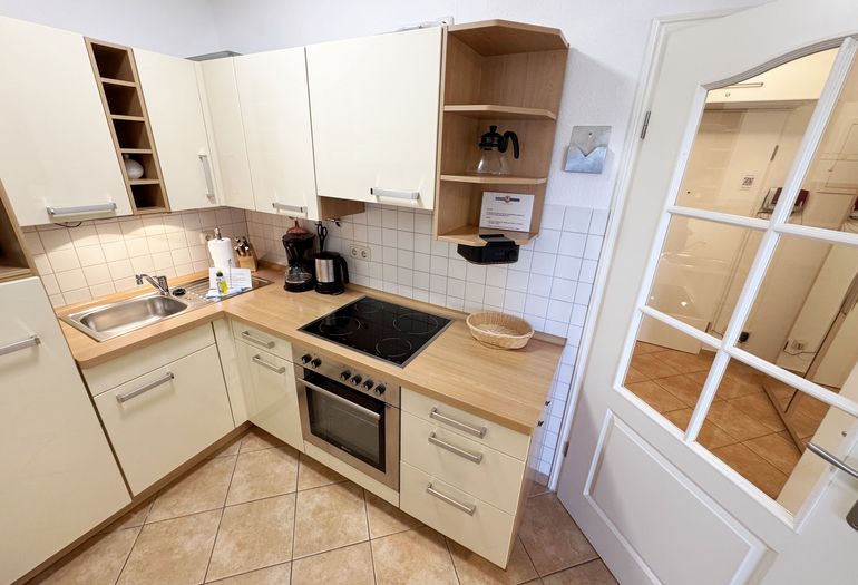 moderne Küchenzeile mit kleinen Küchenhelfern moderne Küchenzeile mit kleinen Küchenhelfern