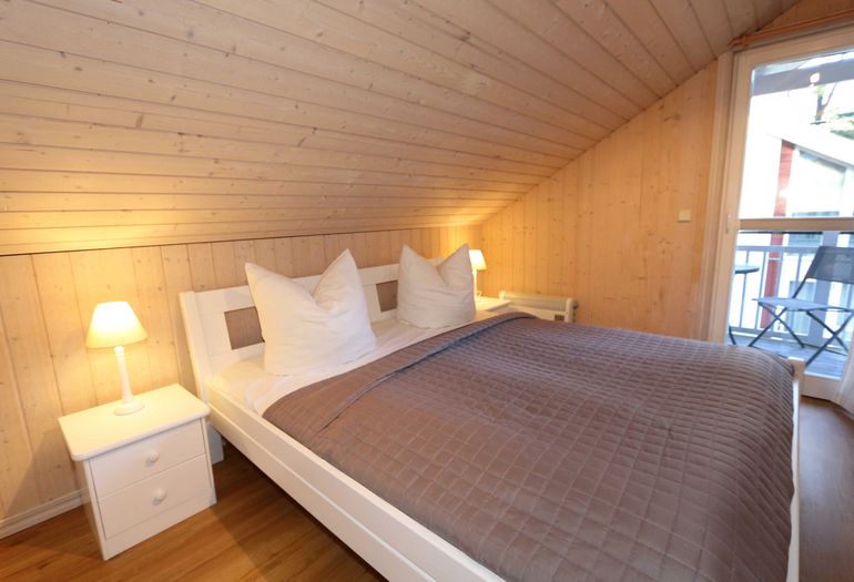 2. Schlafzimmer und Kleiderschrank