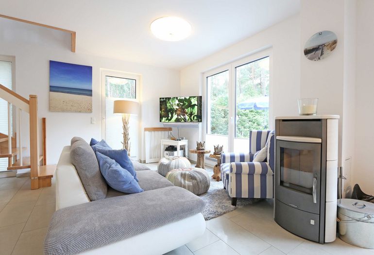 helles Wohnzimmer mit Kamin