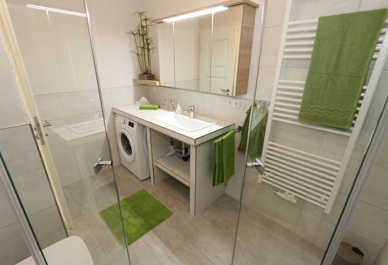 modernes Badezimmer mit Dusche