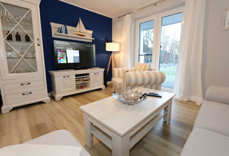 Wohnbereich mit großem TV-Gerät