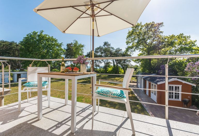 bestuhlter Balkon mit Blick zum Bodden
