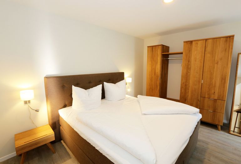 Schlafzimmer mit Doppelbett