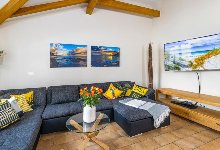 Wohnzimmer mit großer Couch