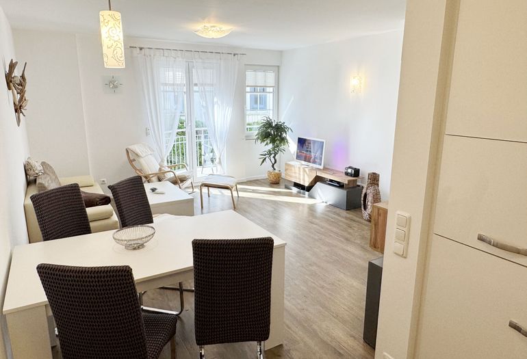 gemütlicher Wohnbereich mit Küchenzeile und Esstisch