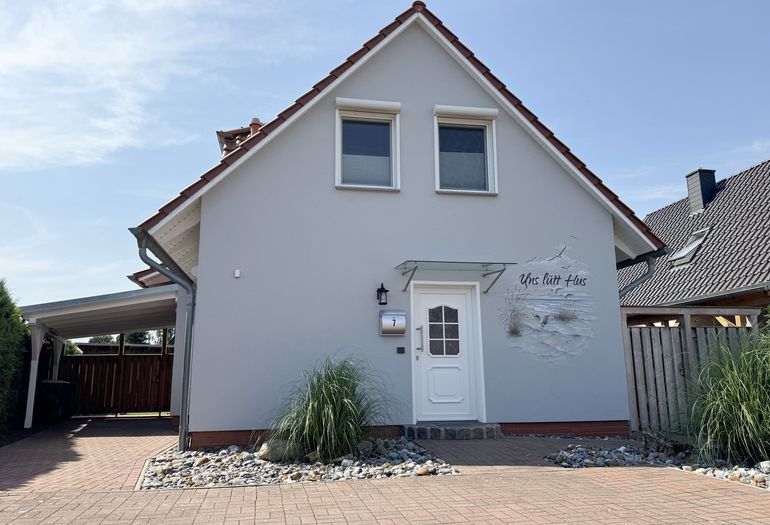 Außenansicht Haupteingang und Parkplatz Außenansicht Haupteingang und Parkplatz