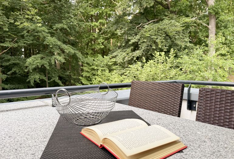 bestuhlter Balkon