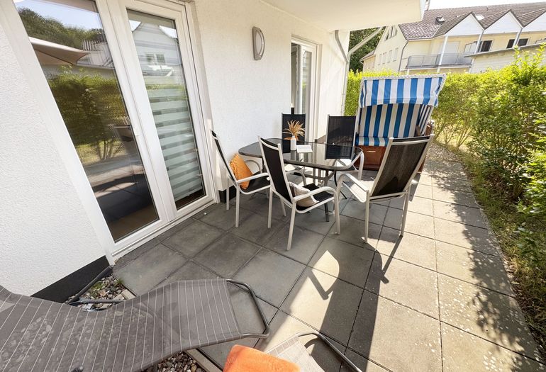 bestuhlte Terrasse mit Strandkorb