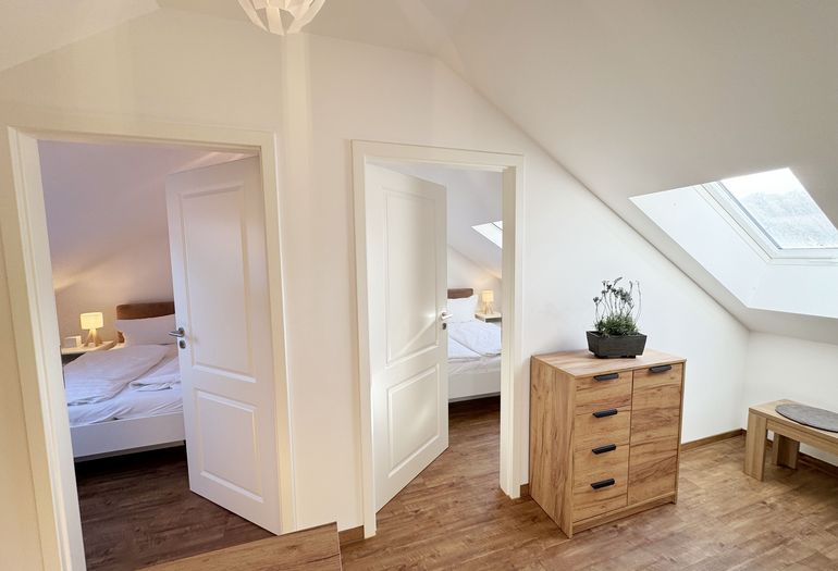 Blick im Obergeschoss auf die Schlafzimmer